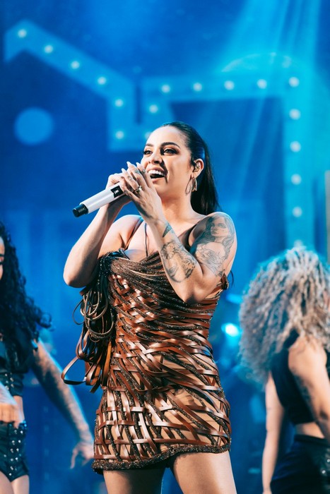 A Favorita: Raphaela Santos deslumbra público no São João da Paraíba