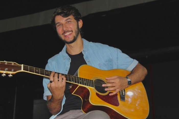O inesperado e certeiro amor que transforma rotas: Relvas apresenta o pop leve de “Hora Errada”