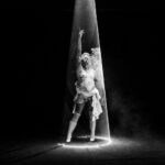Entre o laser e a performance, Viridiana lança clipe de “Risco”