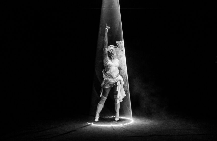 Entre o laser e a performance, Viridiana lança clipe de “Risco”