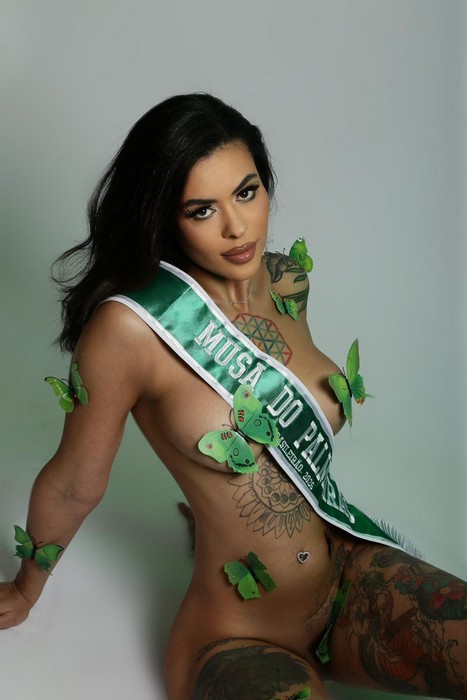 Veridiana Monteiro arrasa em ensaio de pintura corporal usando apenas a faixa de Musa do Palmeiras