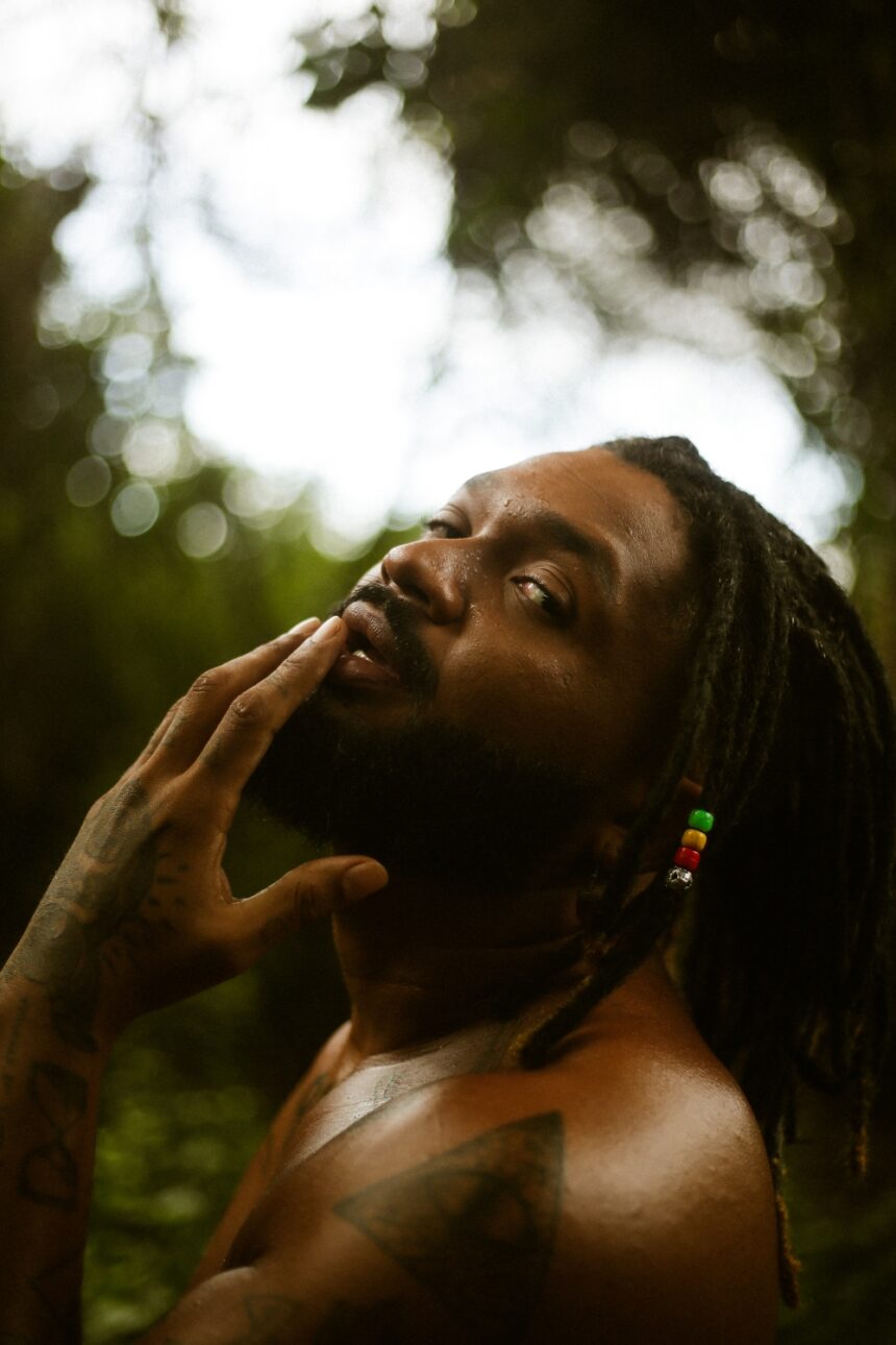 YAGÔ inicia os caminhos do álbum Menestrel com o reggae contemporâneo “Nádegas”