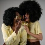 Alhocca e Dhi Ribeiro celebram a alegria e a cultura brasileira no divertido pagode “Desculpinhas”