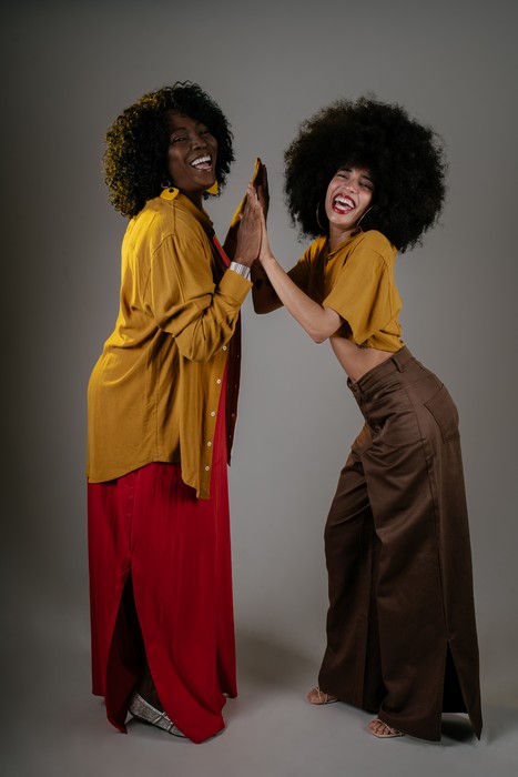 Alhocca e Dhi Ribeiro celebram a alegria e a cultura brasileira no divertido pagode "Desculpinhas"