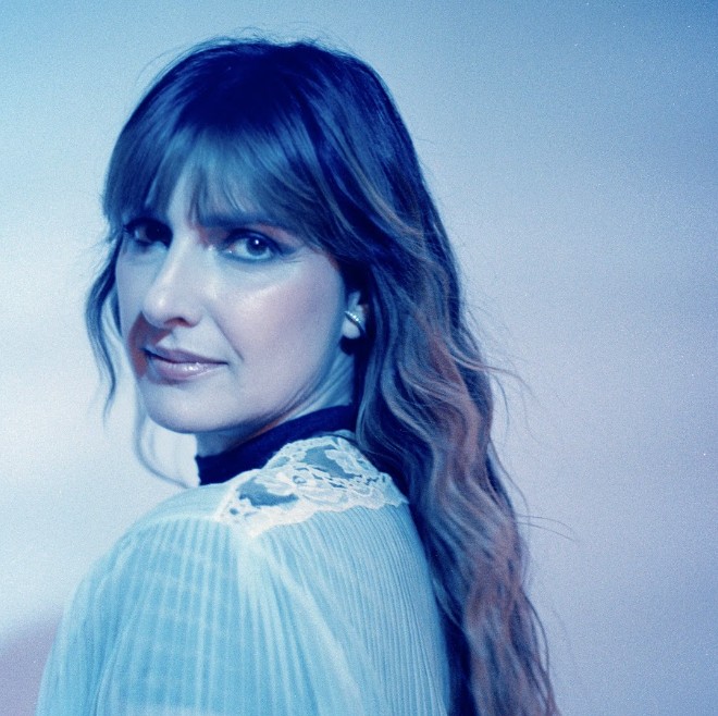Anna Ratto Lança Nova Versão de “Passe em Casa” com Videoclipe Inédito