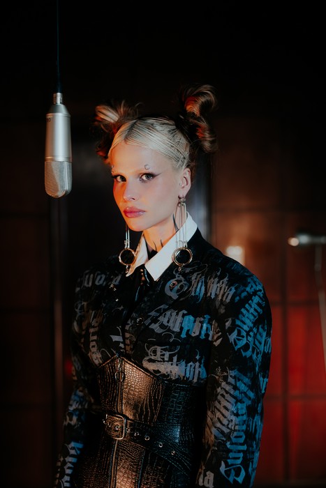 Bárbara Grando transforma ansiedade em caos eletrônico frenético no single “EUFORIA”