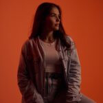 Ella Z propõe um respiro na rotina com o lançamento do single “GRAVIDADE LUNAR”