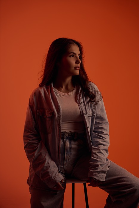 Ella Z propõe um respiro na rotina com o lançamento do single “GRAVIDADE LUNAR”
