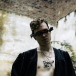Pedro Cavaletti lança single “Santo Rockero” com clique enigmático