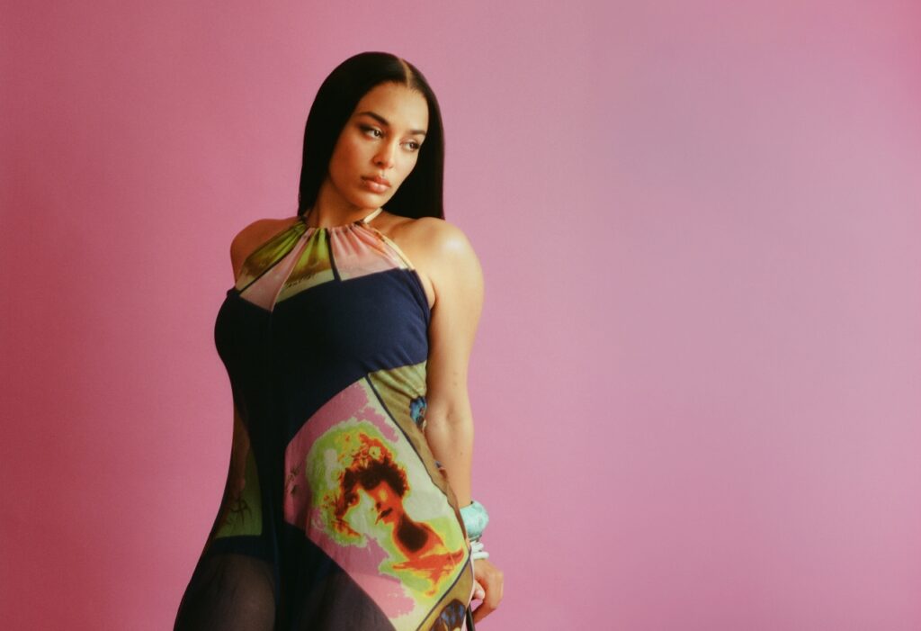 Jorja Smith anuncia álbum e lança single “Alive”, com Wizkid