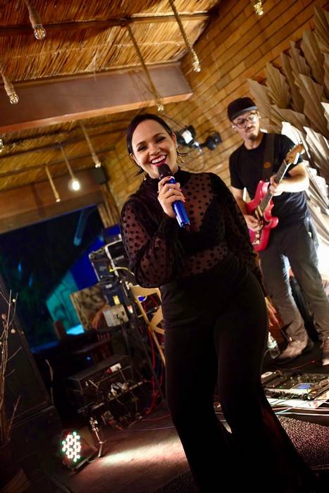 Da infância aos palcos: Lucianna Gomes transforma paixão pela música em carreira
