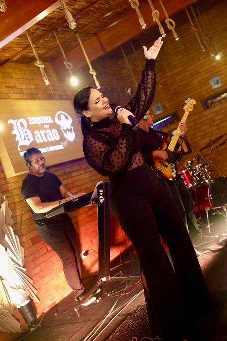 Da infância aos palcos: Lucianna Gomes transforma paixão pela música em carreira