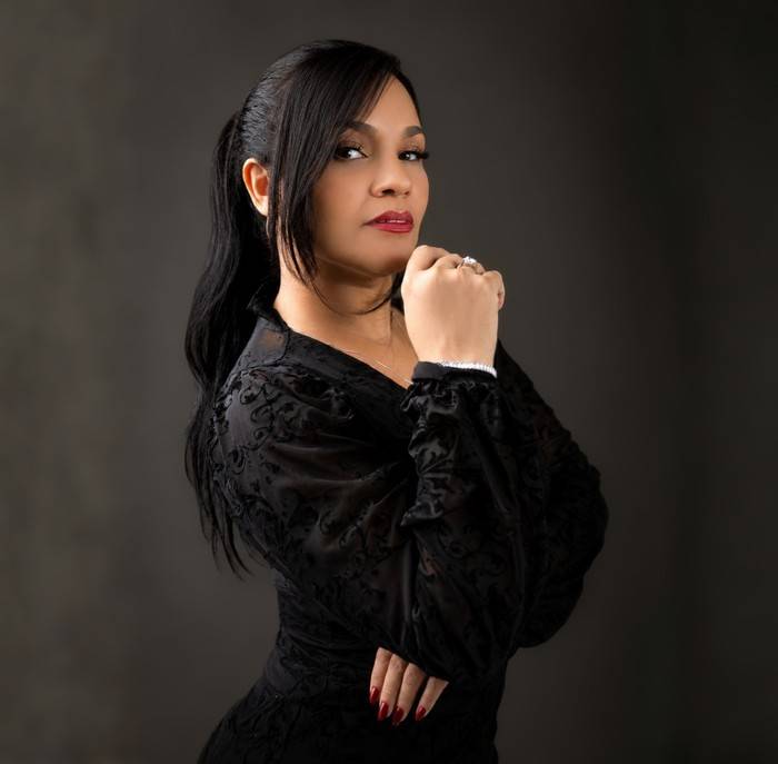 Da infância aos palcos: Lucianna Gomes transforma paixão pela música em carreira