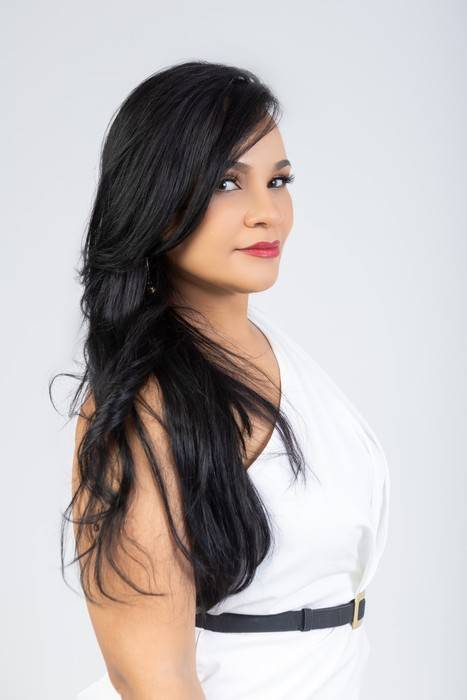 Da infância aos palcos: Lucianna Gomes transforma paixão pela música em carreira