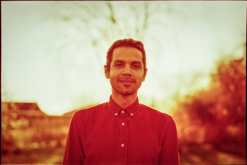 Raphael Gimenes lança Caçador De Horizontes unindo folk cinematográfico e MPB de vanguarda