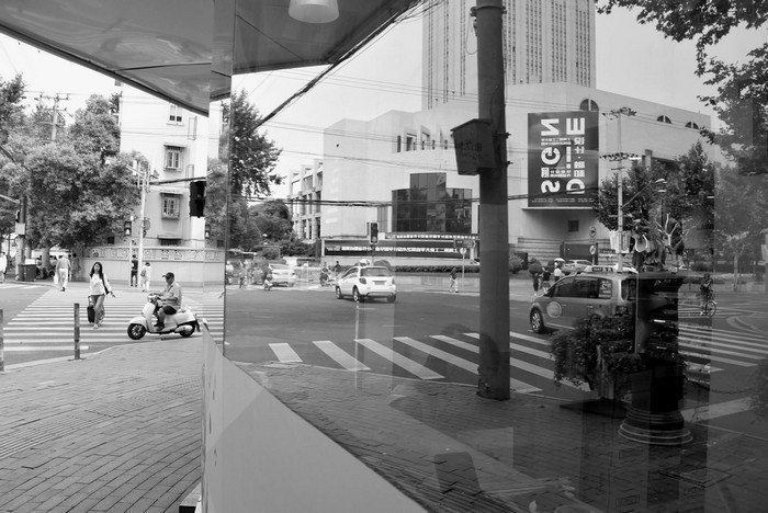 Meio visível: a fotografia urbana de P.O. Almeida ganha vida no Espaço Porto