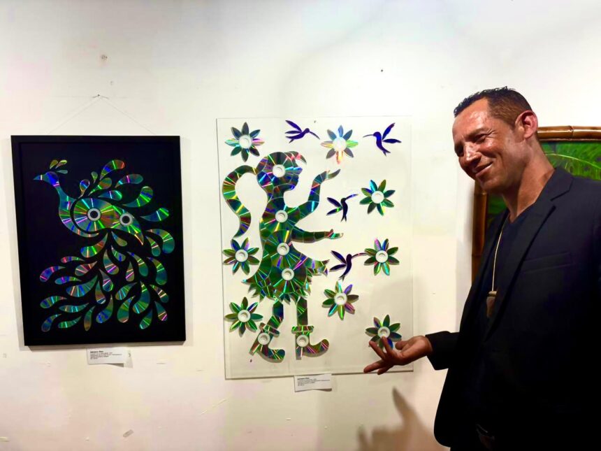 Adriano Camargo transforma CDs em arte e ganha espaço no cenário contemporâneo Adriano Camargo transforma CDs em arte e ganha espaço no cenário contemporâneo