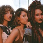 RAYE lança clipe de “Joy.” ao lado das irmãs Amma e Absolutely