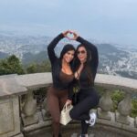 Luiza Marcato e Sara Retali surpreendem turistas no Cristo Redentor