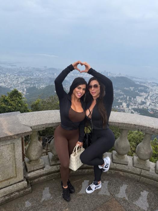 Luiza Marcato e Sara Retali surpreendem turistas no Cristo Redentor