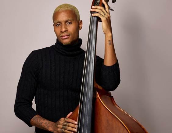 Nigga volta ao palco com direção musical em “Morra, amor”, solo de Mariana Santos
