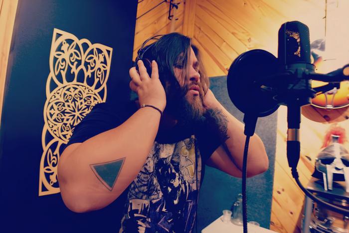 Abel Capella transforma instrumental esquecido em canção sobre desencanto