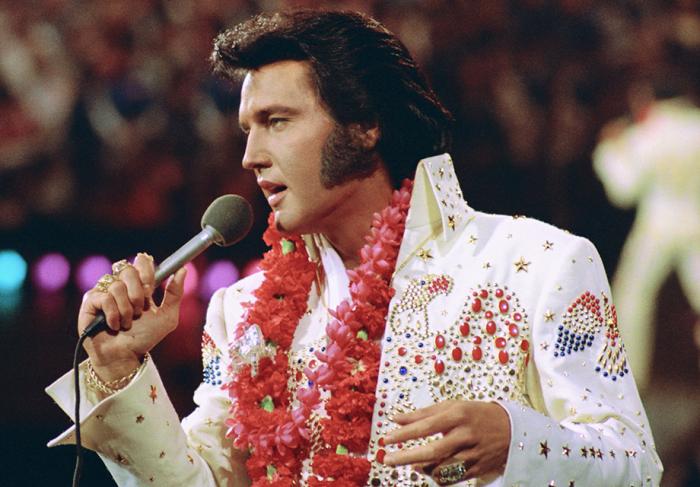 Elvis Presley chega ao Brasil em turnê de seis capitais