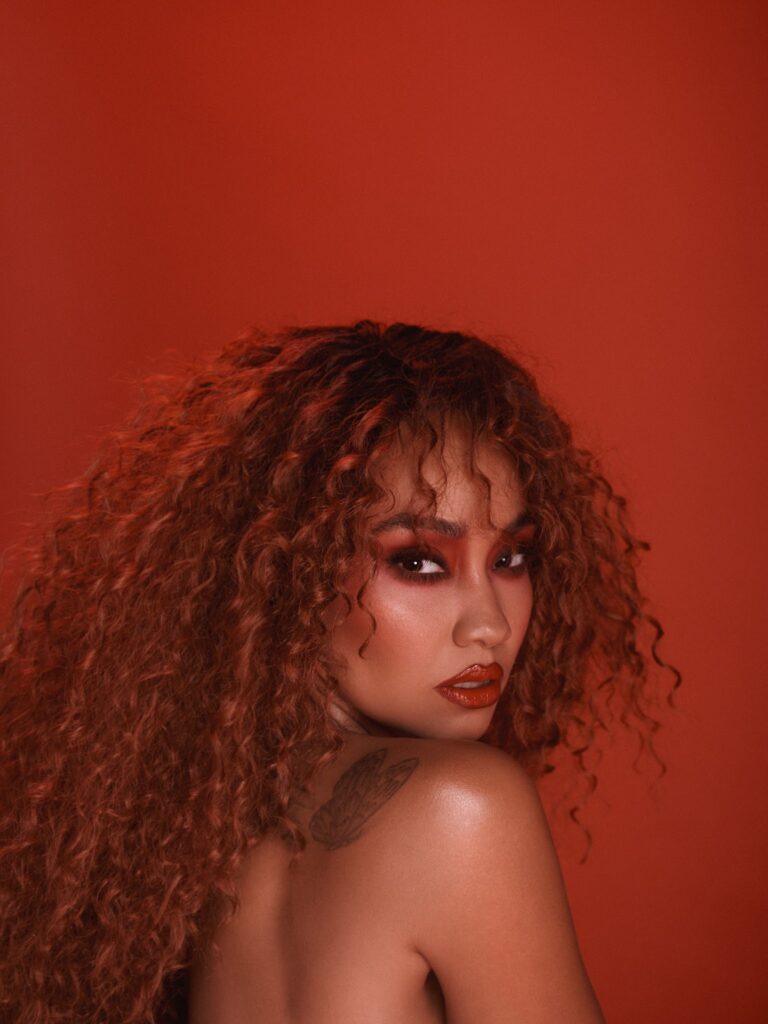 Leigh-Anne lança edição especial de álbum com single inspirado no funk brasileiro