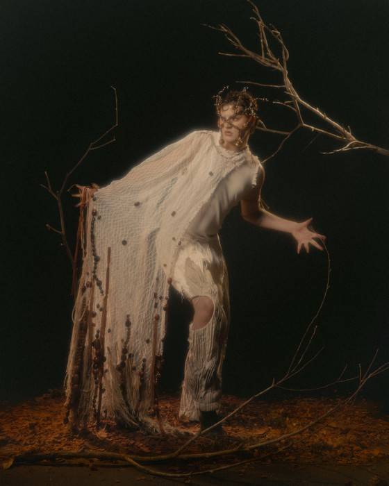Gabriel Coppola marca presença no Halloween da Sephora com fantasia inspirada em ancestralidade e força espiritual