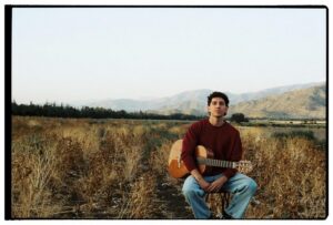 Rygo lanza su esperado EP Debut “Cómo Es Salir”: Un viaje musical de maduración y autenticidad