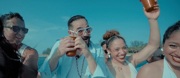 Juanhelo Caldelas conquista al público con “Buscándola” y supera las 120 mil reproducciones en YouTube