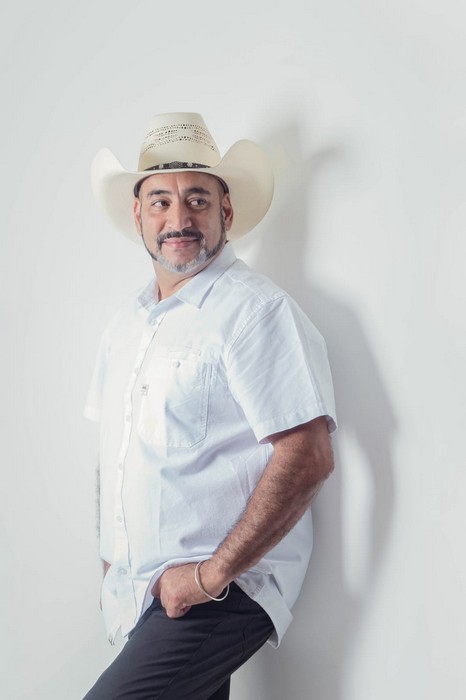 Yoy García “El Romántico de Venezuela” lanza nueva música y tributos en su regreso a Venezuela