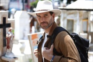 Arap Bethke nos lleva entre dos mundos para descubrir el verdadero espíritu del Día de Muertos