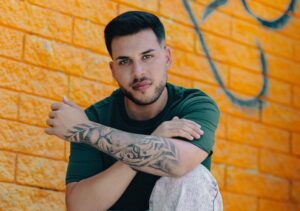 Tony Lozano rompe fronteras con la bachata “Miradita Asesina”