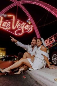Julián Gil y Valeria Marín se vuelven a casar en un drive‑thru para celebrar su amor