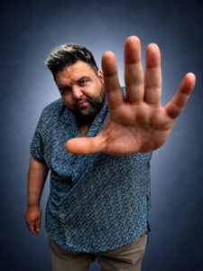 Sergi, el artista peruano que conquistó el mundo con “Seguro Te Pierdo”, abre una nueva etapa con “Última Noche”