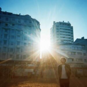 Kid Francescoli lanza “A Kind Wave”, su nuevo electro‑pop que abraza el mundo
