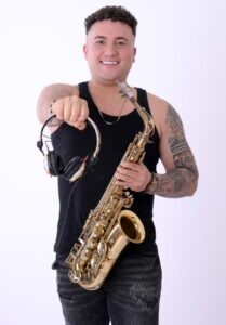 Stiven Saxo revoluciona el club con “Que Importa”: saxofón en vivo y Latin Tech