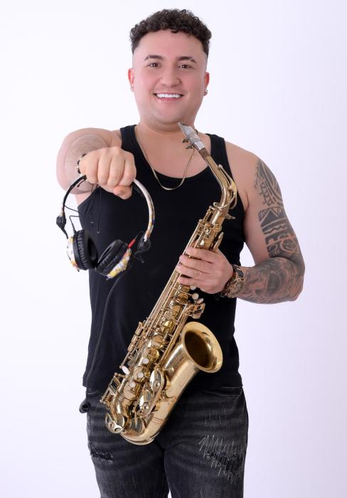 Stiven Saxo revoluciona el club con “Que Importa”: saxofón en vivo y Latin Tech